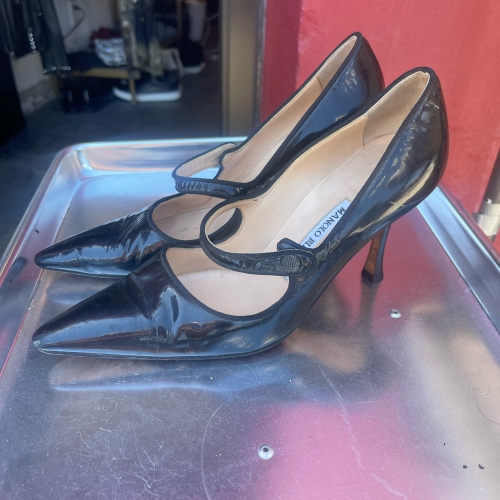 vintage manolo blahnik patent leather mary jane heels